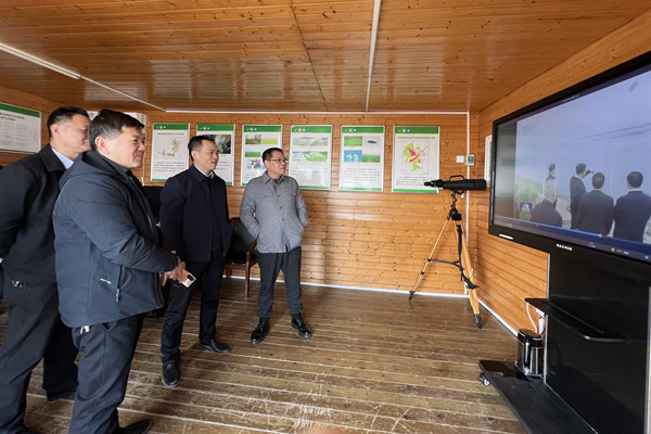 北冰院長在“守護好一江碧水”首倡地展陳館觀看《習(xí)近平總書記情系長江》紀錄片_副本.jpg